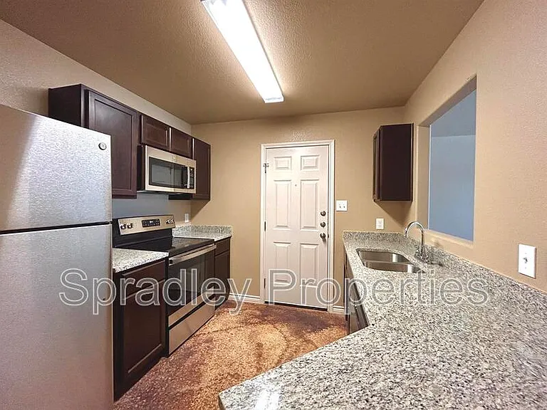 1008B Llano Ct — Photo 3