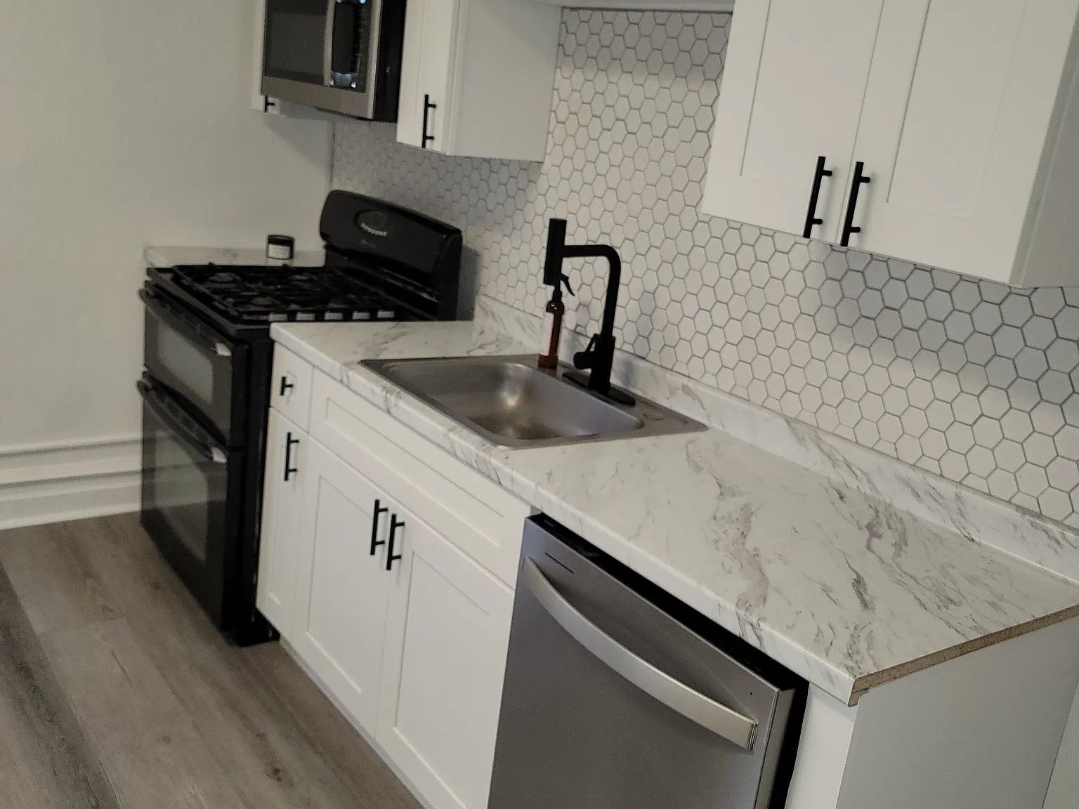 1 bed, 910 sqft, $1,350 — Photo 3
