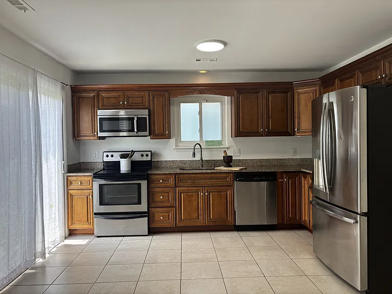 1372 Riverside Dr — Photo 7