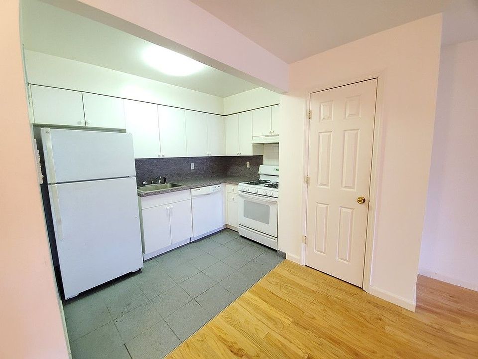 1st image of 27-31 Crescent St #2R