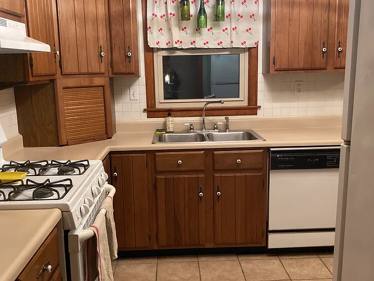1102 E Olive St — Photo 4