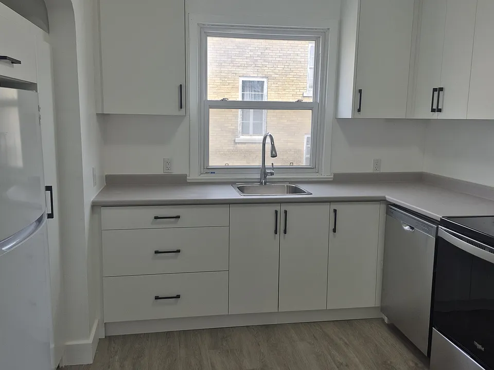 649 Rideau St