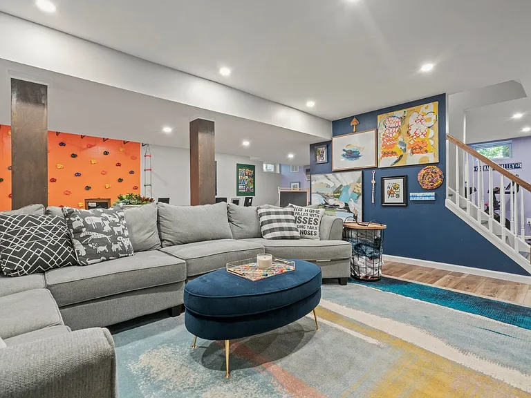 18 Steeplechase Dr — Photo 3