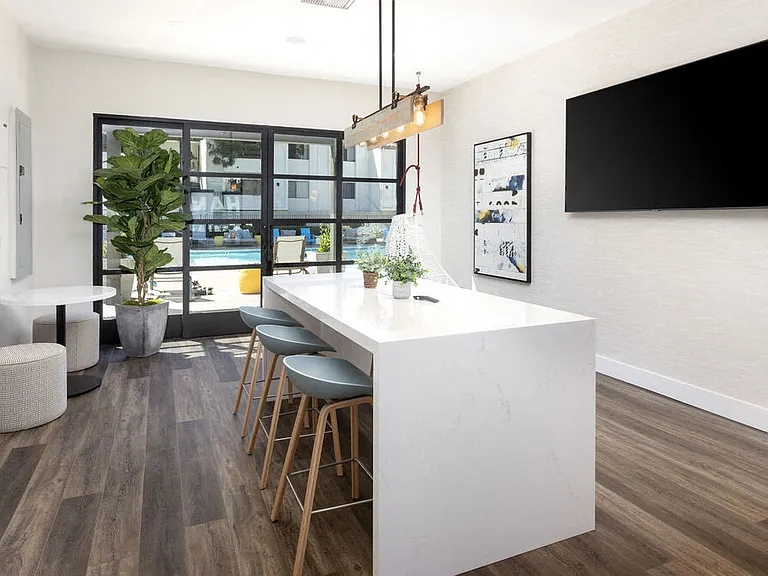 La Jolla Blue Apartments — Photo 10
