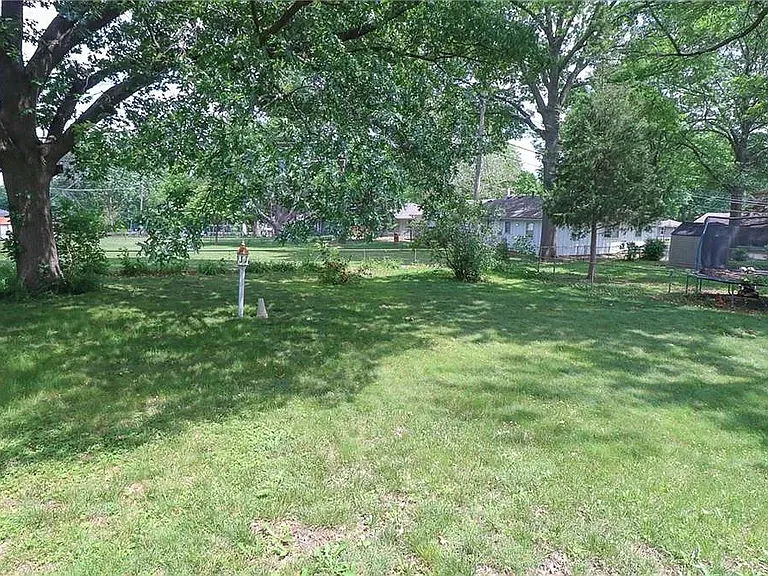 7039 Nieman Rd — Photo 16