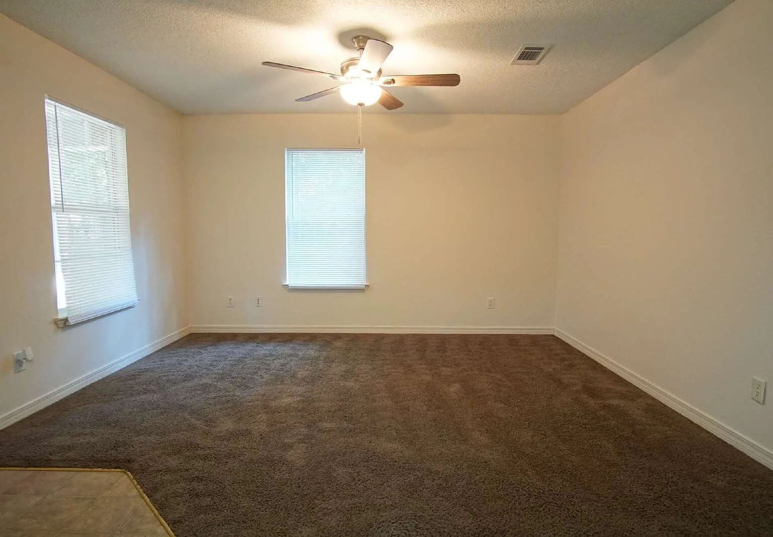 3 bed, 1.0 bath, 1034 sqft, $1,525 — Photo 4