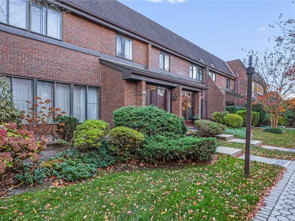 34 Chestnut Hill #34, Roslyn, NY 11576