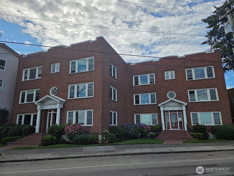 5th image of 2452 Alki Avenue SW