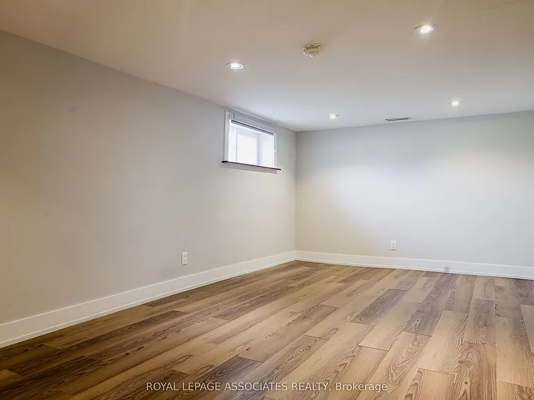 330 Athol St E — Photo 3