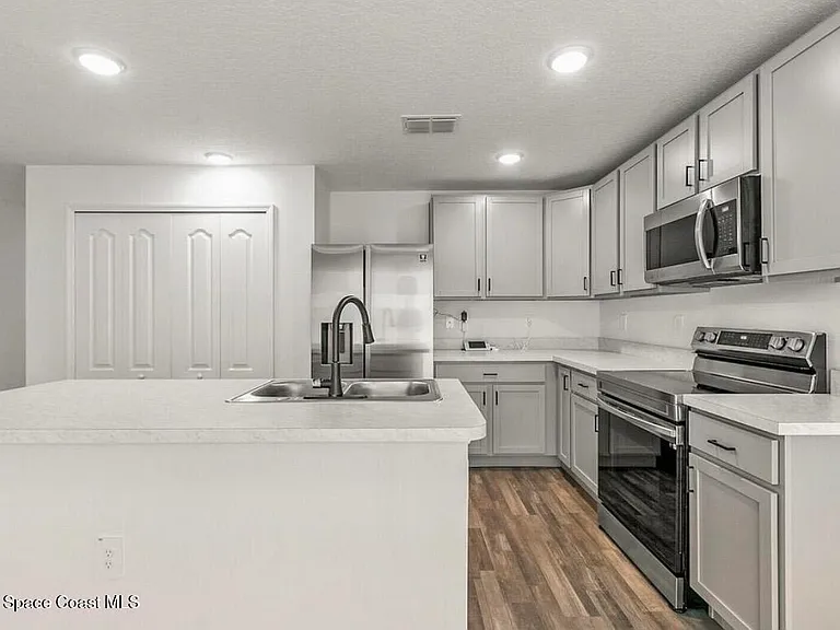 271 Wendover Rd SW — Photo 6