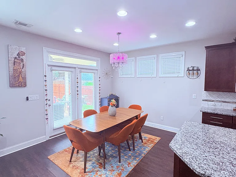 Breakfast/Dining Area