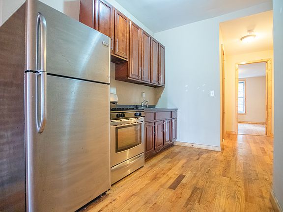 2nd image of 420 Melrose St APT 3L