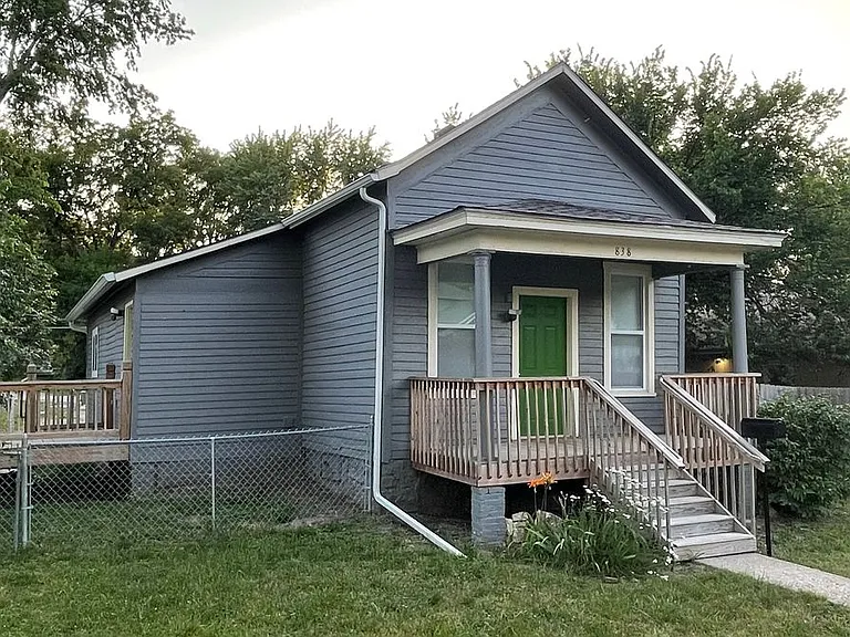838 S Oak St — Photo 2