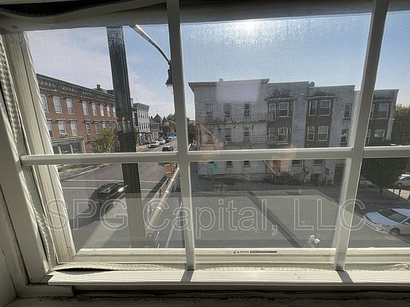 4th image of 2 E King St #3