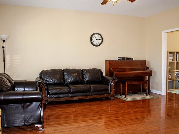 4th image of 365 Vineland Place Dr