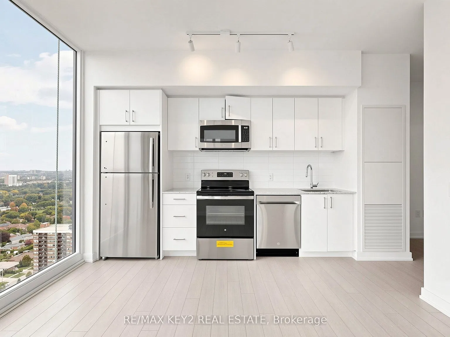 3 bed, $2,749 — Photo 3