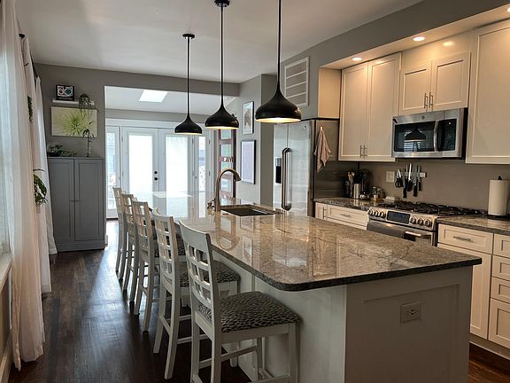 4th image of 4016 Newport Dr
