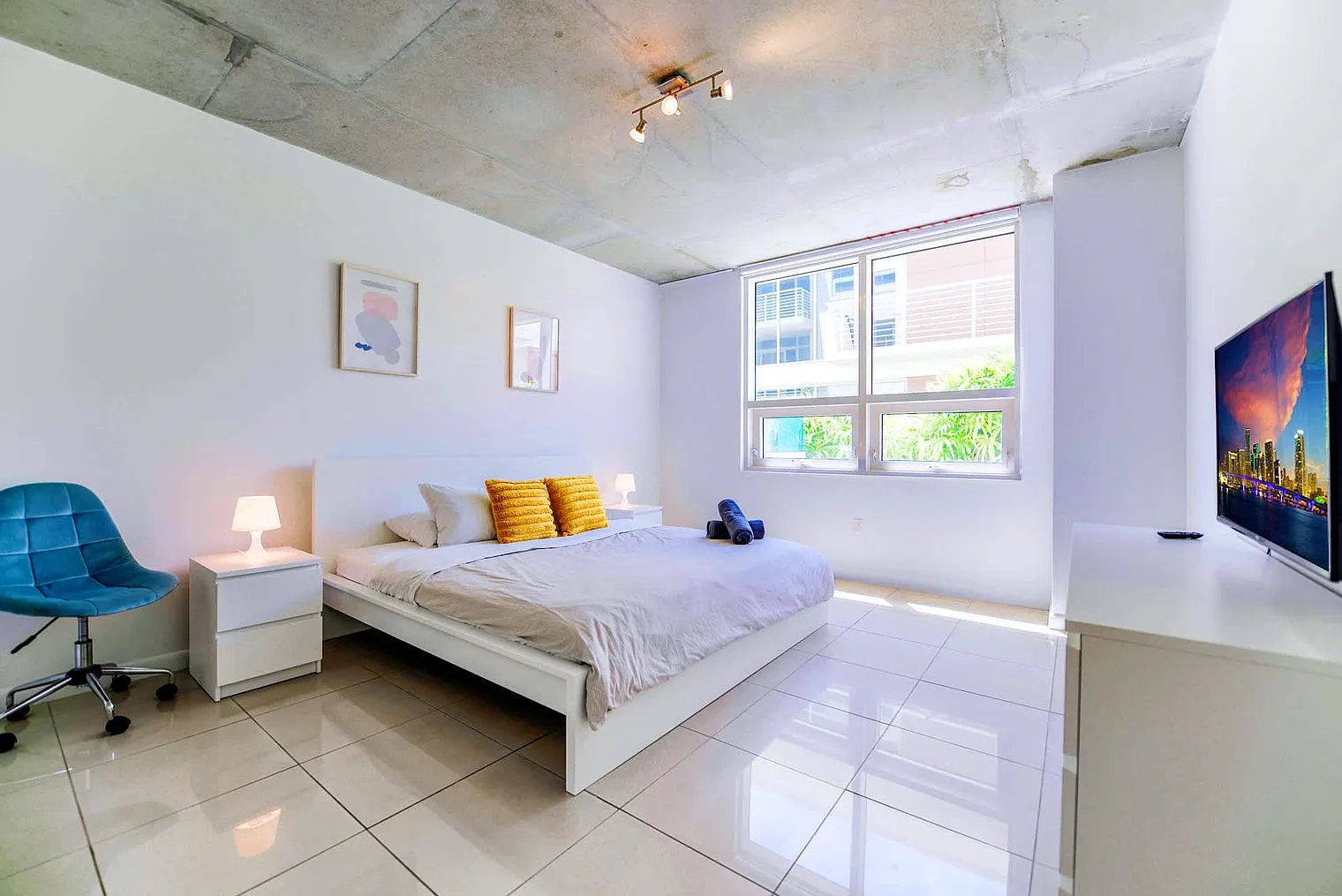 2 bed, 2.0 bath, 1076 sqft, $4,274 — Photo 2