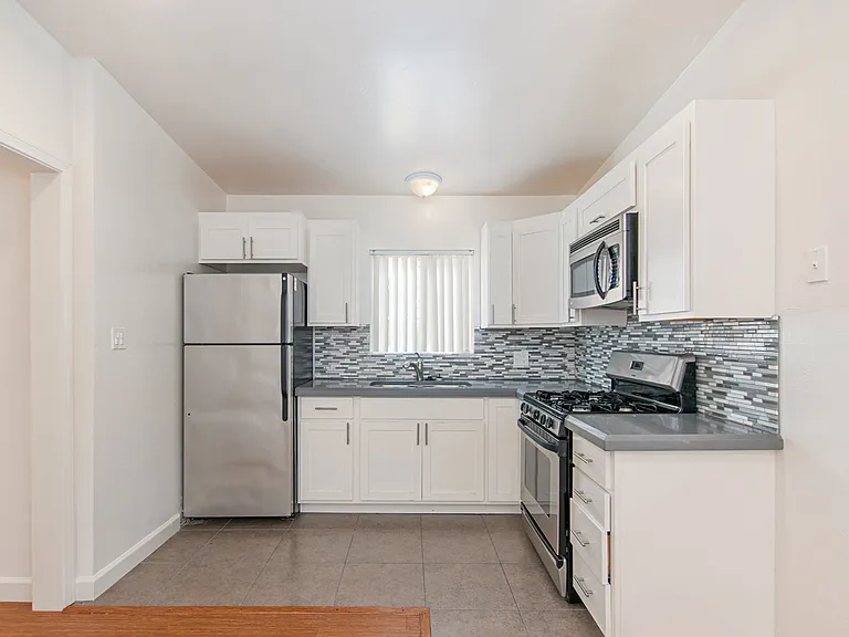 2BD/1BA Upstairs Apartment right by Sail Bay! w/ Parking AND Laundry! Only $2,995/mo — Photo 2