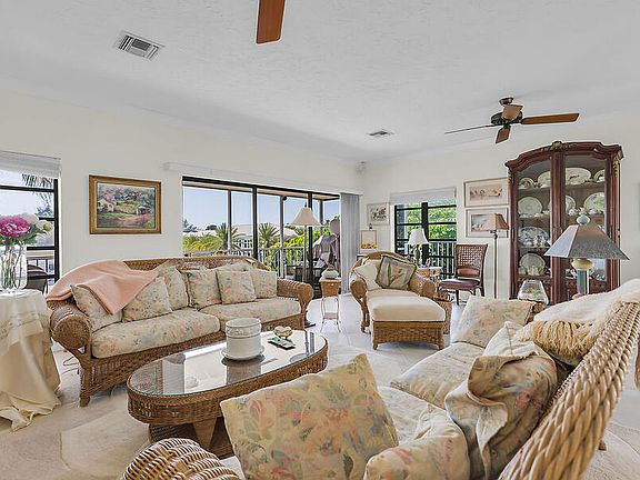 5th image of 364 E Seaview Dr