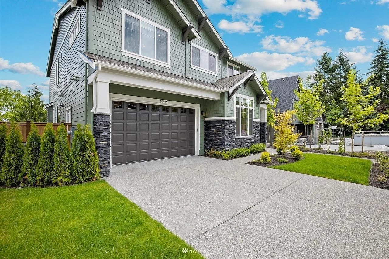 6 bed, 4.5 bath, 4867 sqft, $7,999 — Photo 2