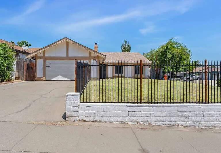 5041 Palm Ave — Photo 2