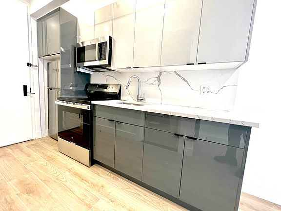 4th image of 136 Delancey St #1