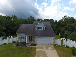986 Water View Ln, Fenton, MI 48430