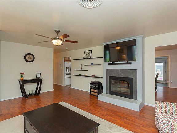 5th image of 403 Chico Dr