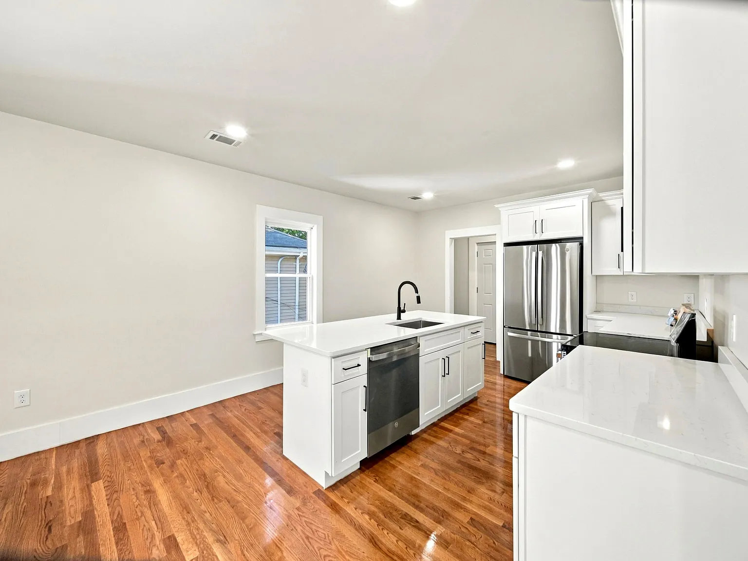 4 bed, $4,000 — Photo 4