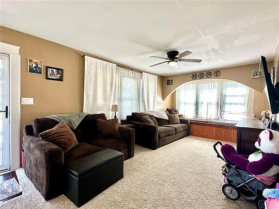 3rd image of 369 E Warren St