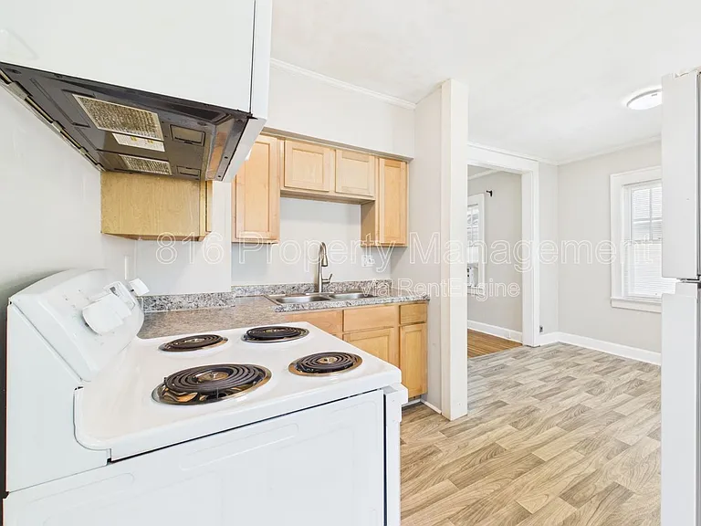 2205 E 59th St — Photo 8