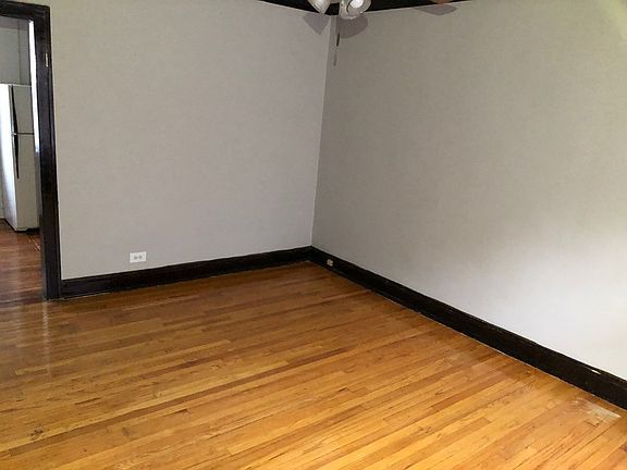 4th image of 4027-37 W School St #A2