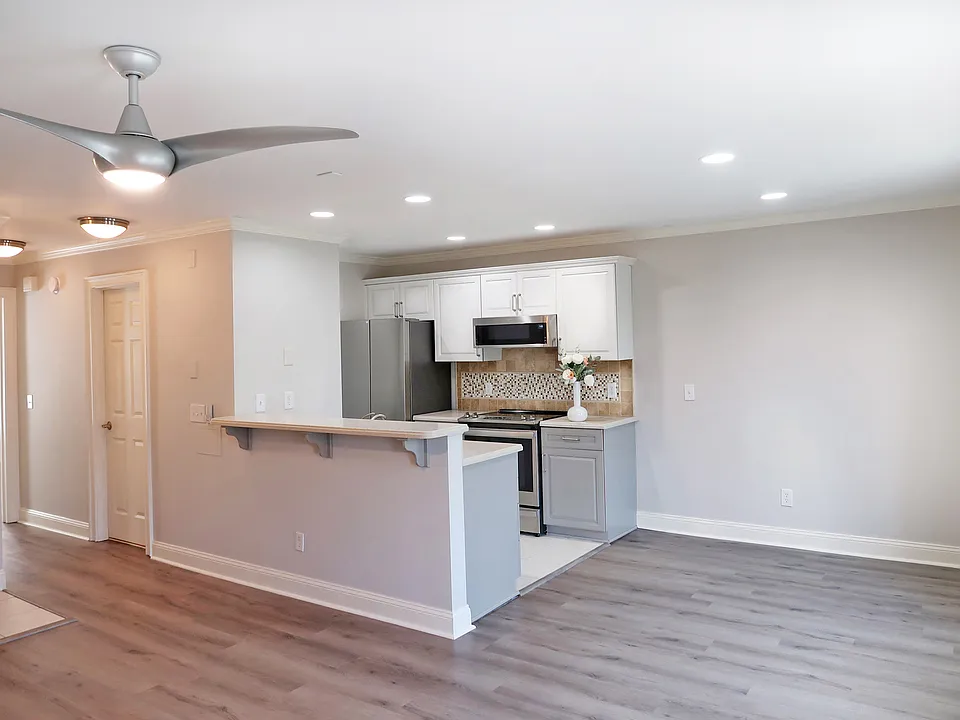 The apartment features a Kitchenette with the modern, recent appliances, natural travertine mosaic backsplash and a Breakfast Bar.