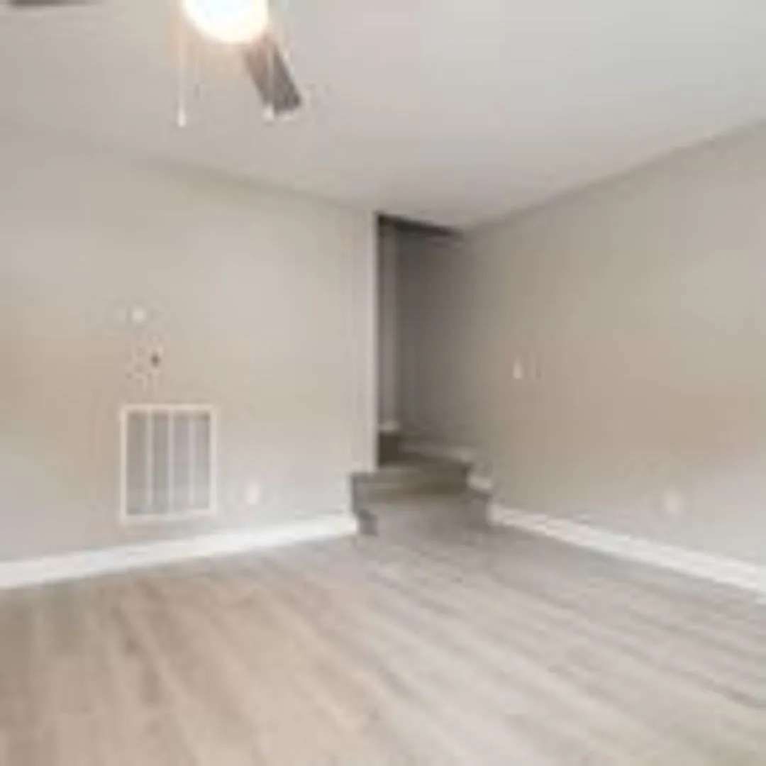 Modern 4 Bedroom 4 Bath Townhome — Photo 4