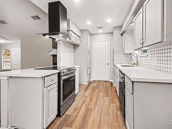 2nd image of 3810 Clover Dr