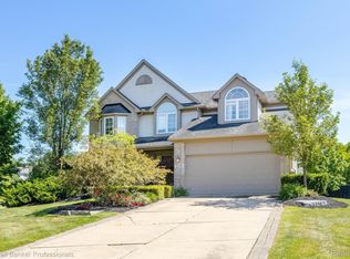218 Easton Dr, South Lyon, MI 48178