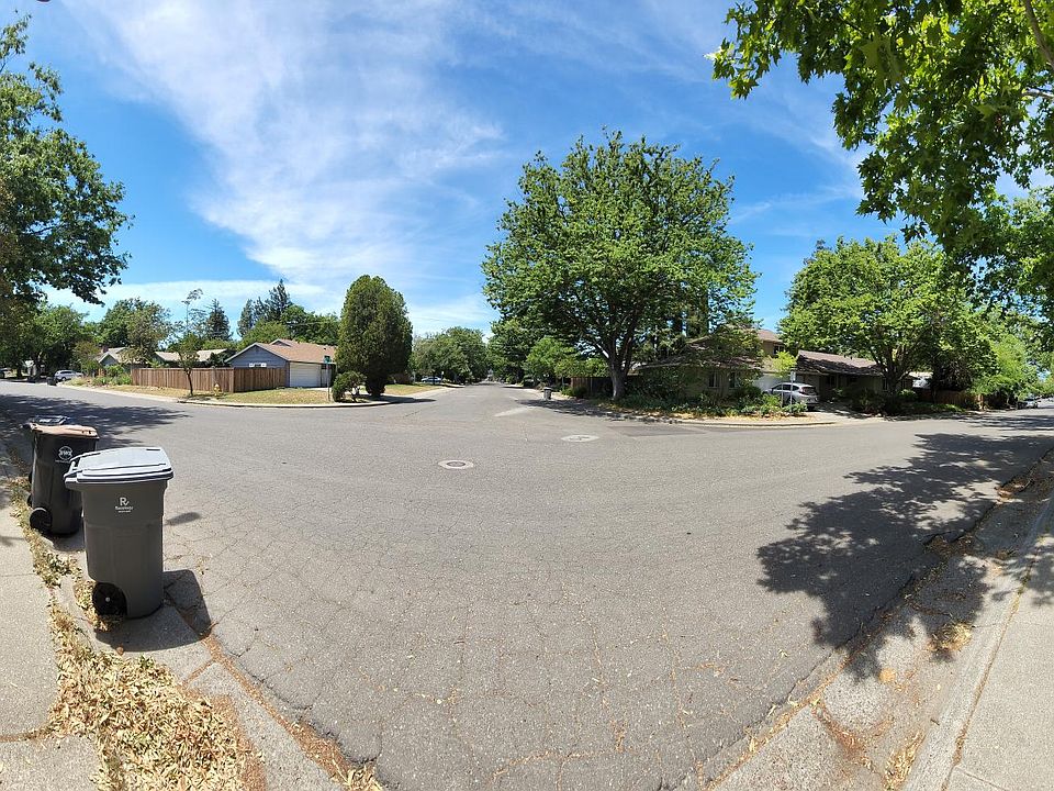 2nd image of 914 Pine Ln