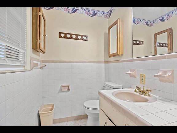 5th image of 2858 Daisy Rd
