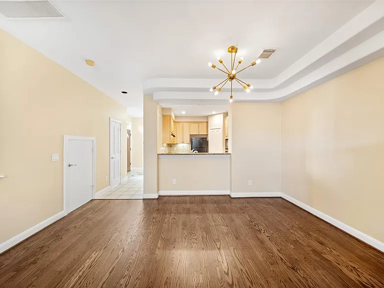 2406 Calumet St — Photo 17