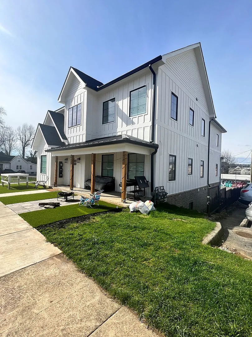 Waitlist for Aug2027Jul2028 Now Open! |5BR/5BA Middle Unit #102 in 14BR Triplex | Fort Sanders Ne... — Photo 2