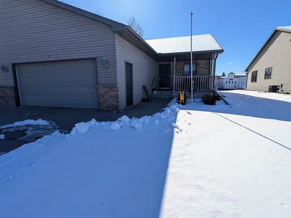 114 E North Water St, New London, WI 54961