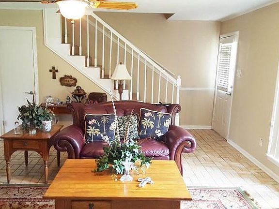 4th image of 909 Chinquapin Dr