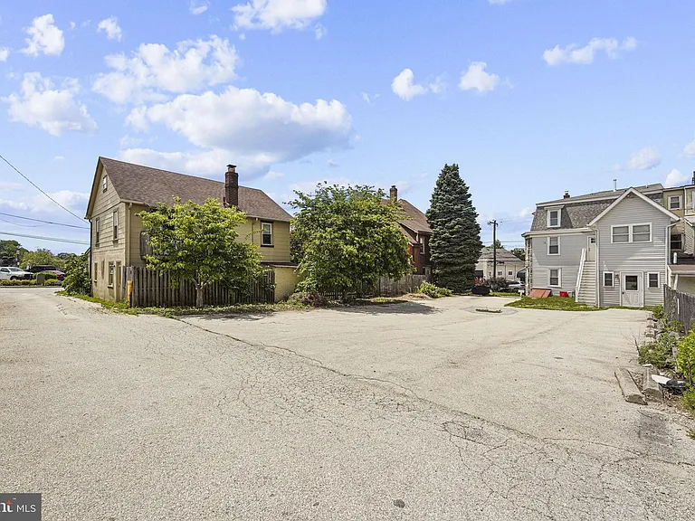 116 E King St — Photo 26