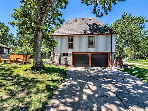 5th image of 9818 Woodland Ln