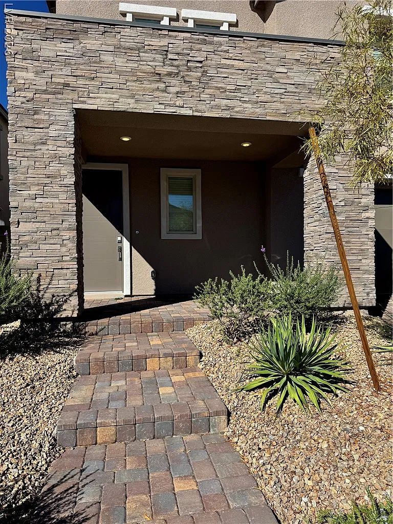 5 bed, 4.5 bath, 3210 sqft, $3,950 — Photo 2