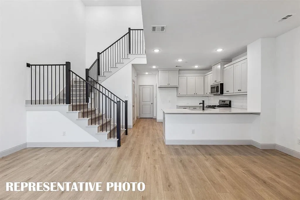 2 bed, 2.5 bath, 1586 sqft, $2,600 — Photo 3