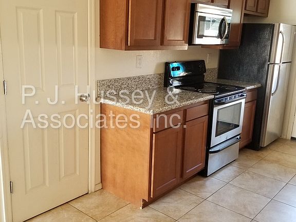 3rd image of 3015 E Paradise Ln APT 105