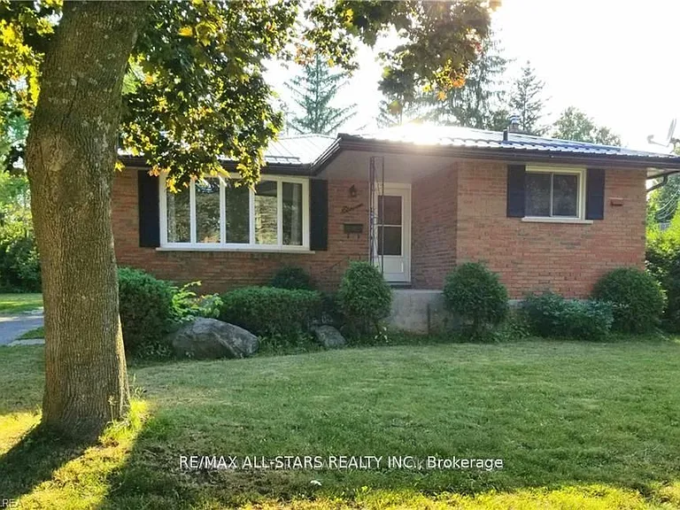 11 Roselyn Ct — Photo 1