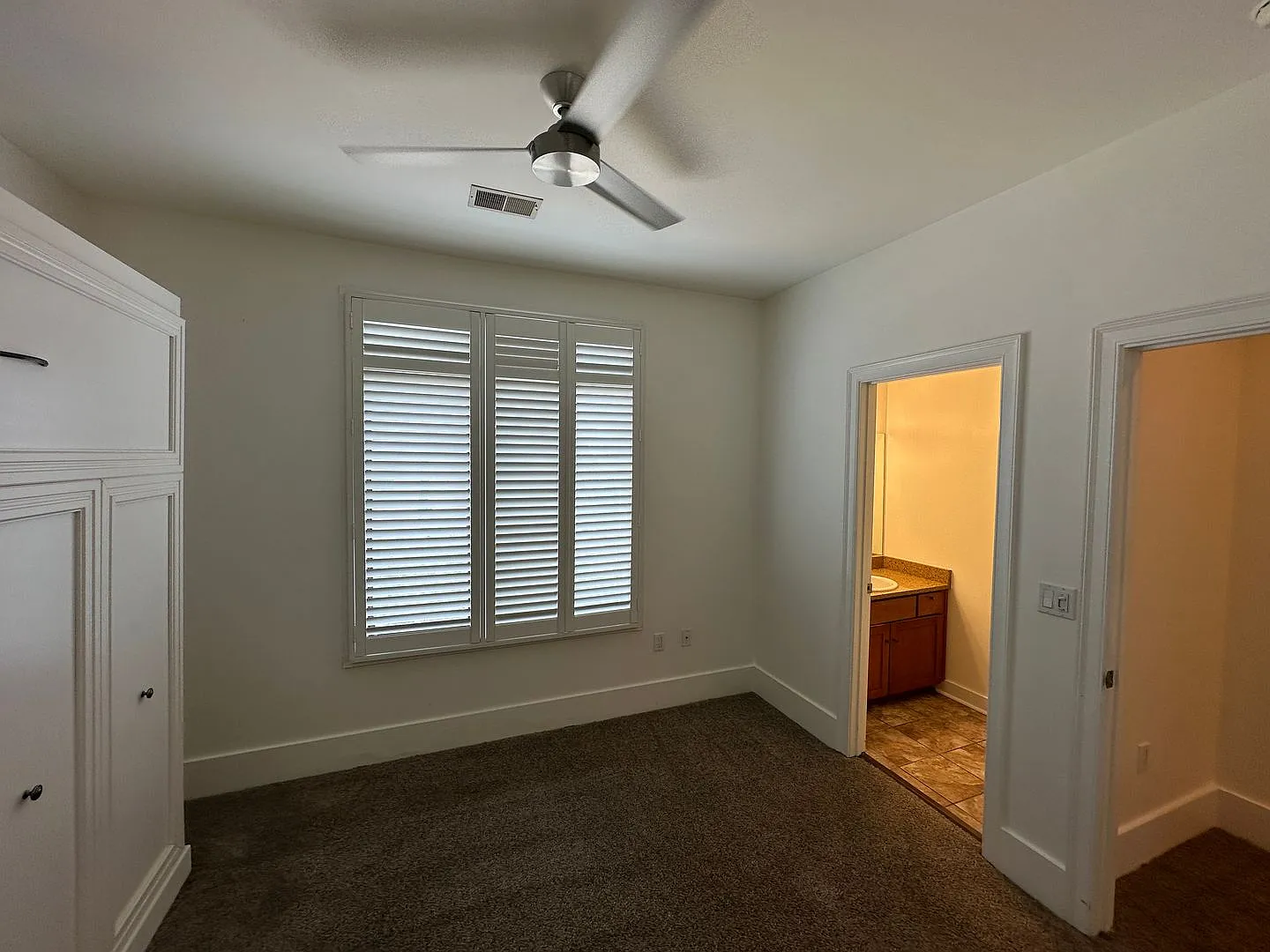 Downtown 3 Br/ 3.5 Ba Condo W/ Double Garage! — Photo 2